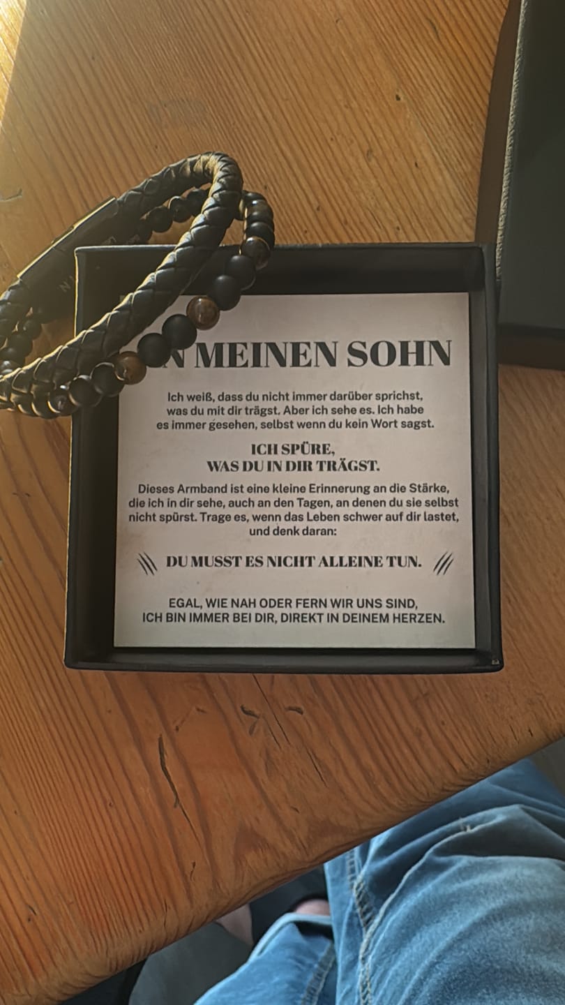 Customer photo review of Schild des Sohnes – Tigeraugen-Armband