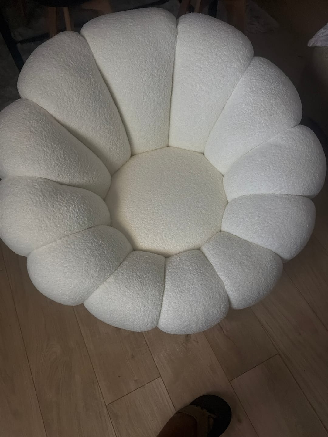 Customer photo review of Fauteuil pivotant piètement couleur or avec pouf assorti - BLUM