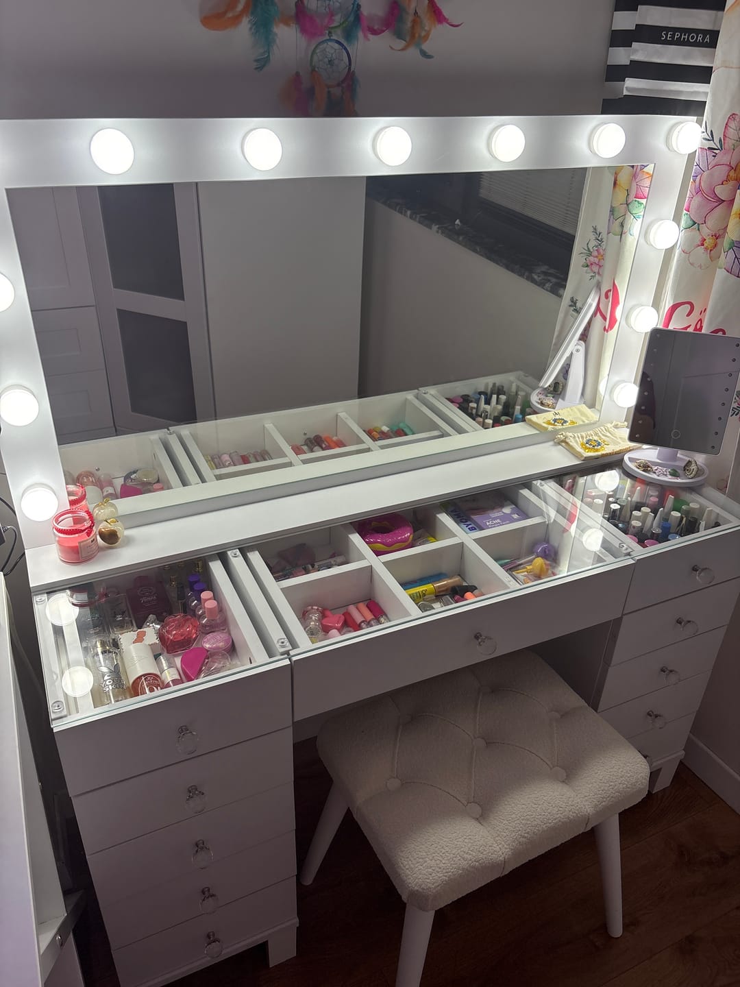 Customer photo review of Rani BJ163 Hollywood Işıklı Aynalı Kulis Makyaj Masası Cam Tablalı 11 Çekmeceli Takı Düzenleyici Puf Takım Beyaz