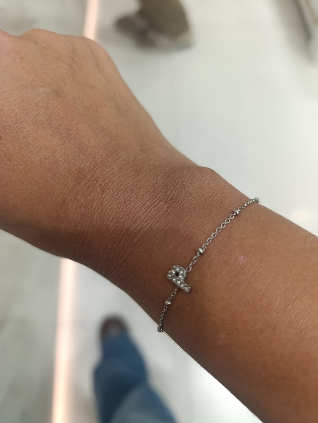 Customer photo review of Pulsera Plateada Bolitas Inicial Con Zirconias