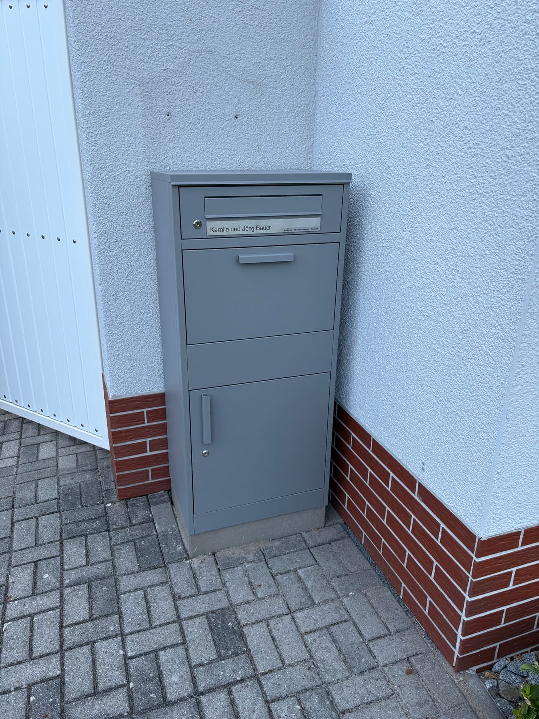 Customer photo review of Paketbox PB1 mit Briefkasten | graualuminium - RAL9007 | personalisiert mit Edelstahl-Schild
