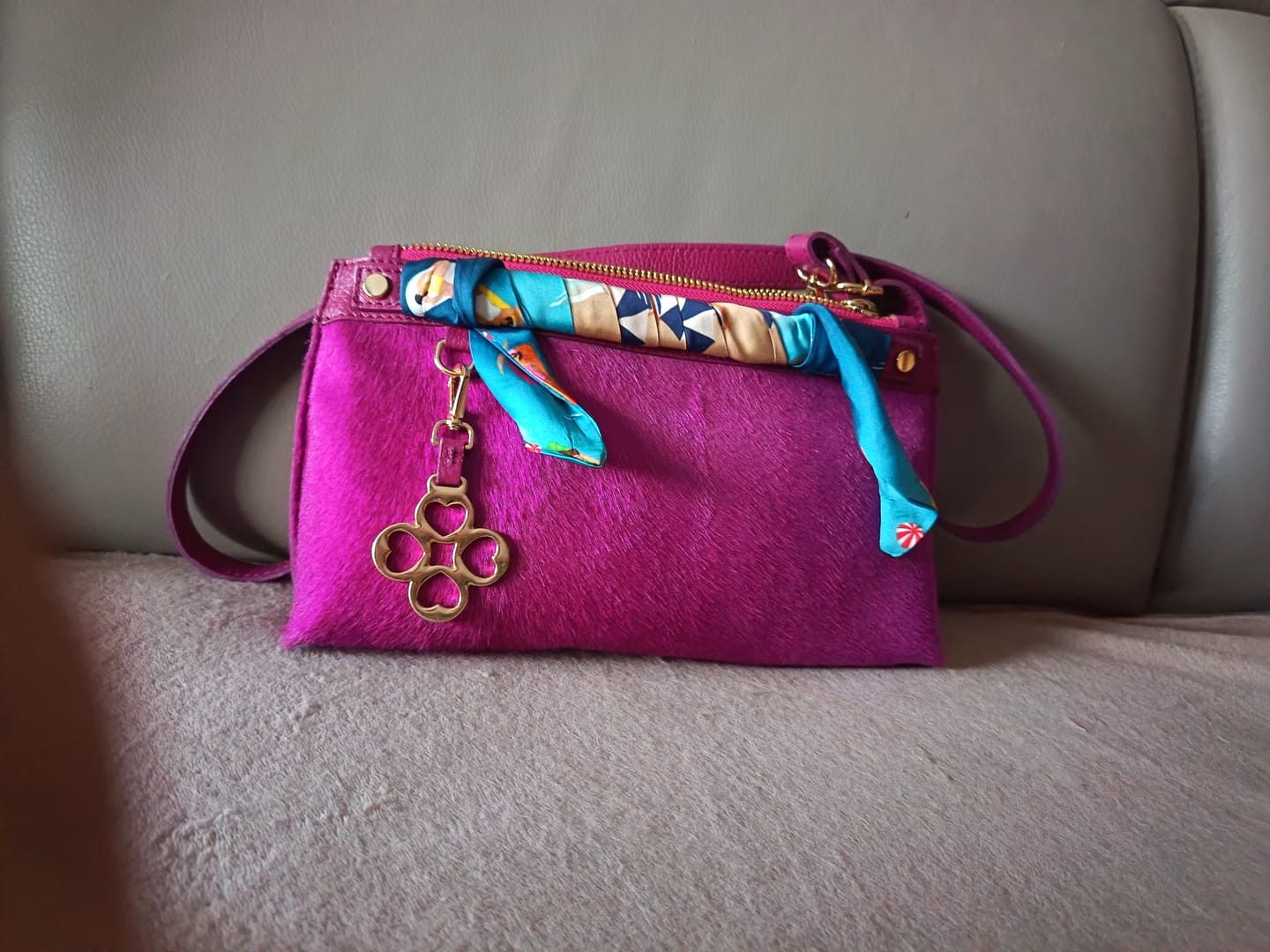 Customer photo review of BORSA SOFY BAGUETTE CAVALLINO FUXIA