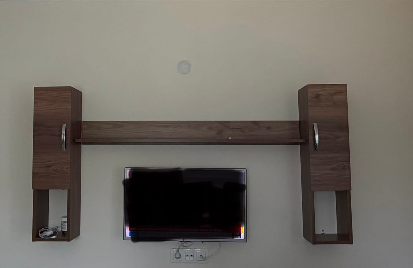 Customer photo review of Rani E2 Kapaklı 3 Bölmeli  Duvar Rafı Minyatür Ceviz