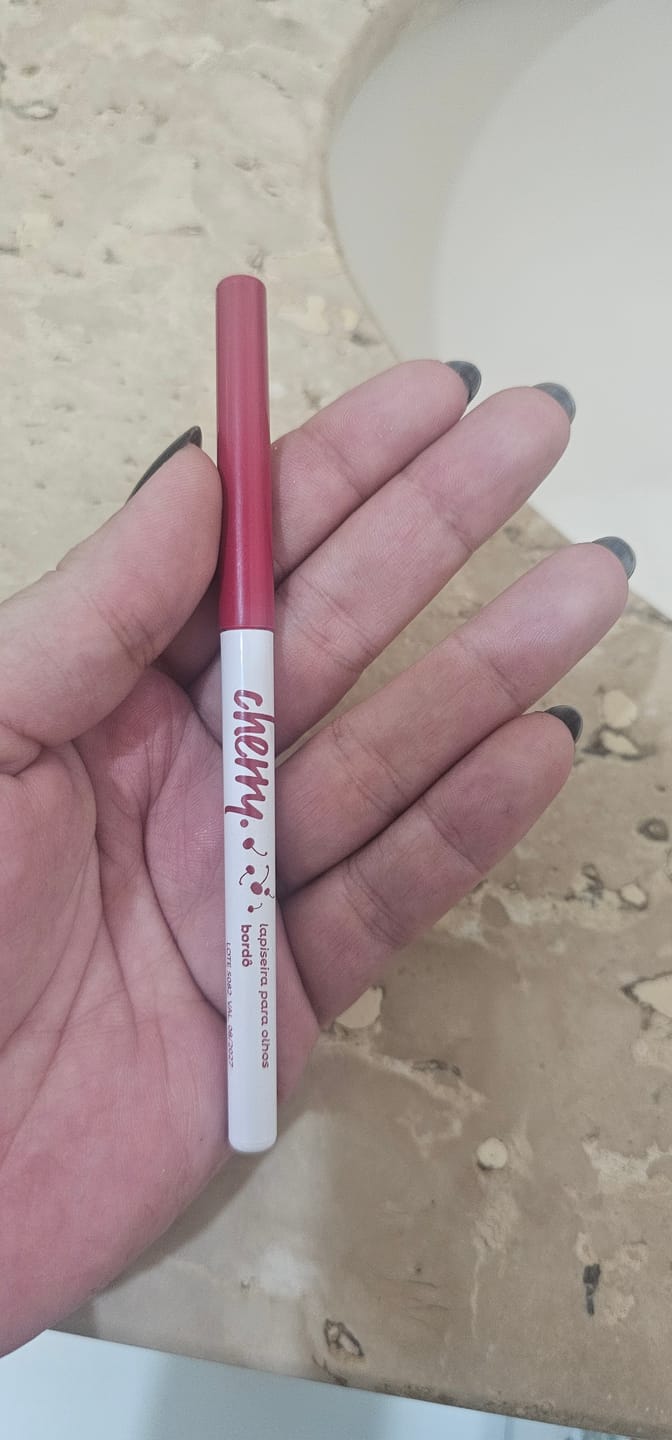 Customer photo review of Lapiseira para Olhos Bordô - Cherry - Vizzela