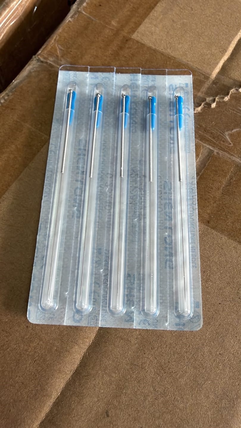 Customer photo review of Agujas Acupuntura Punción Seca 0.25x25 mm C/tubo Guía 100 Un