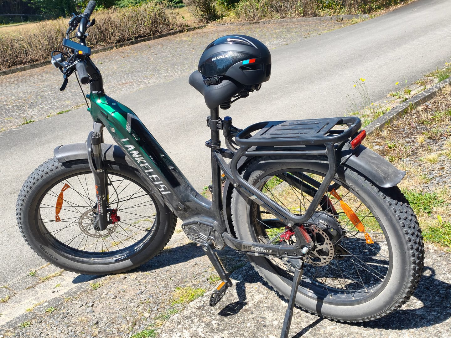 Customer photo review of Vakole Integrally Molded Bicycle Helmet with Magnetic Goggles