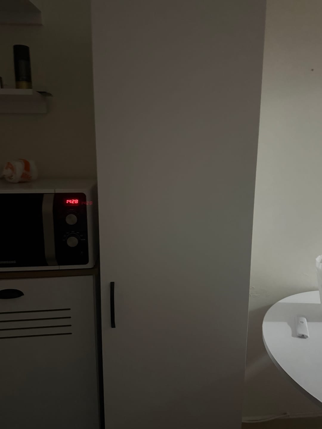 Customer photo review of Rani JE104 Çok Amaçlı Dolap Tekerlekli Tek Kapaklı Kiler Erzak Mutfak Dolabı Beyaz