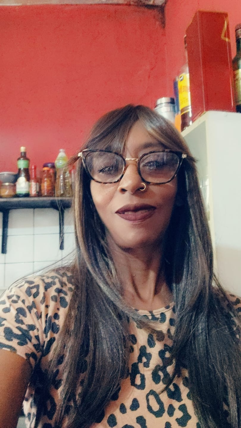 Customer photo review of Peruca Lúcia Castanho com Luzes com Franja
