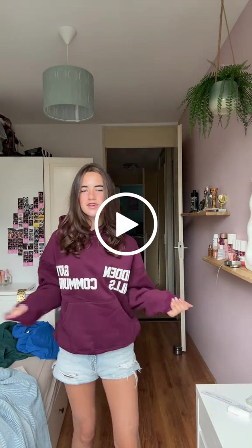 Customer video review of GATED COMMUNITY HOODIE DARK PLUM