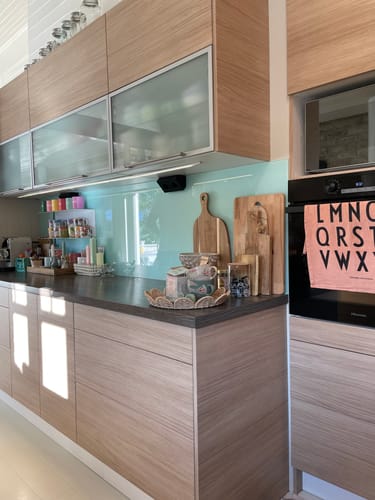 Customer's kitchen view featuring Tropea Oak kontaktplast on cabinets, creating a light Scandinavian look.