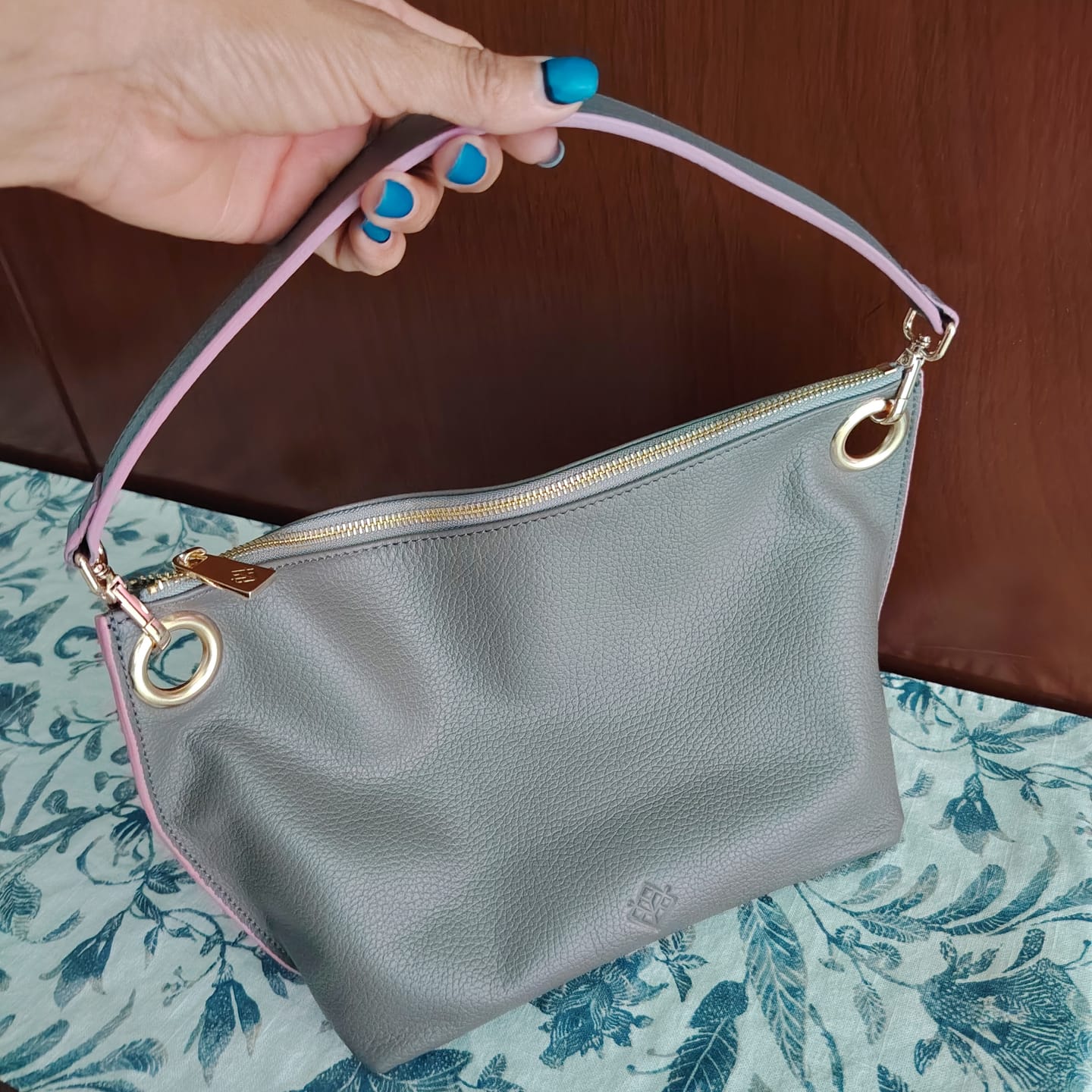 Customer photo review of Crossbody Leonora Gris - 2 Straps