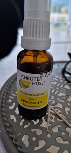 Customer's Glycerinmazerat Silberlinde Bio Spray flasche auf einem tisch stehend, nahaufnahme.