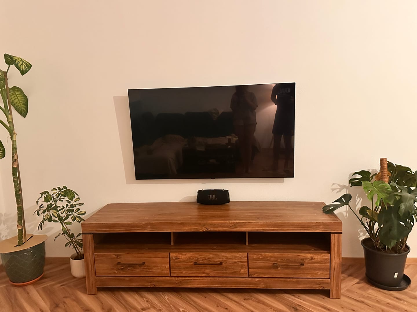 Customer photo review of Comoda TV GENT, stejar, PAL, cu iluminare LED, 200x54x60 cm