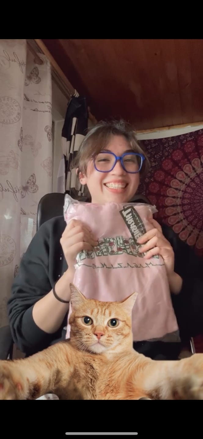 Customer photo review of Thrasher - Poleron Canguro Roses Pink