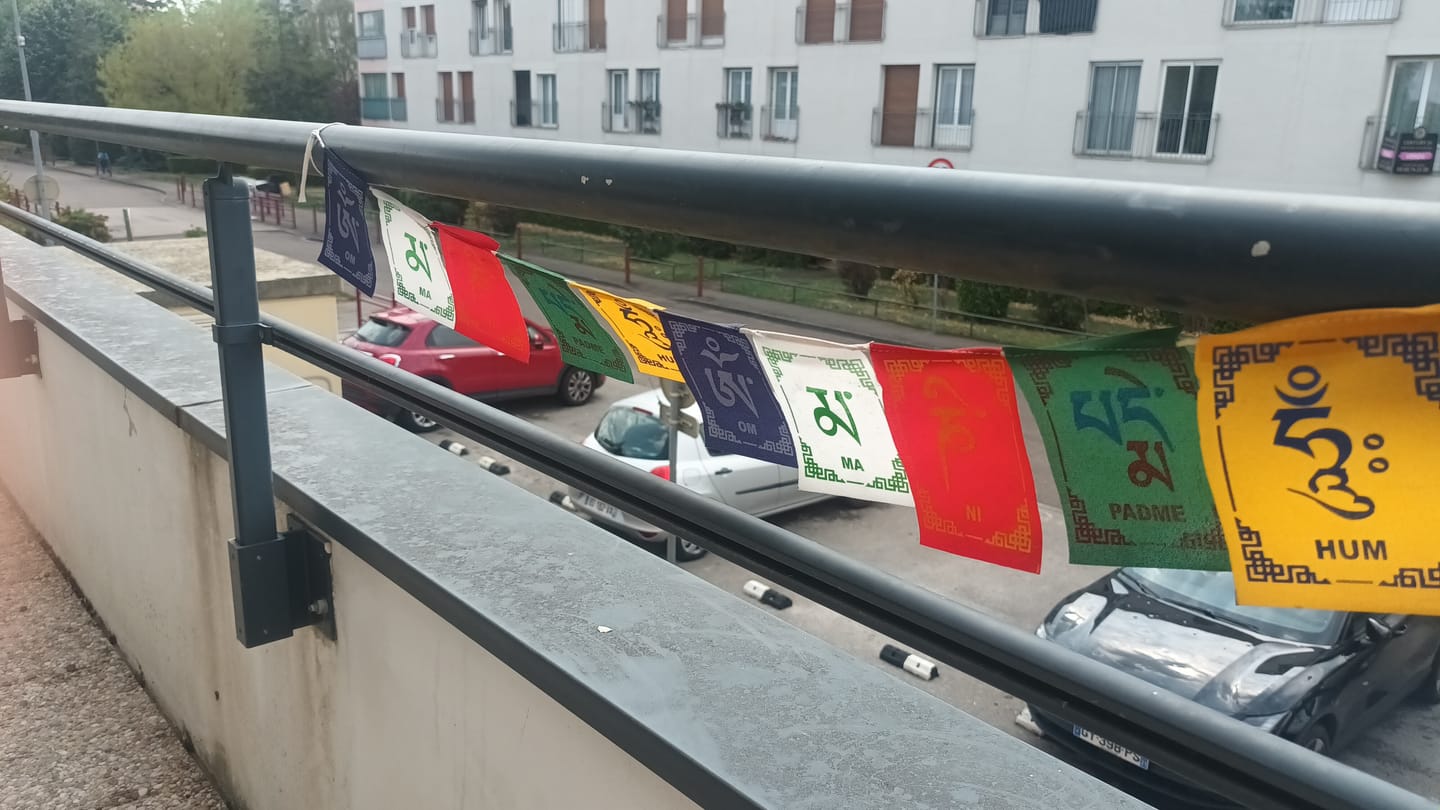 Customer photo review of Drapeaux Prières 5 Rouleaux