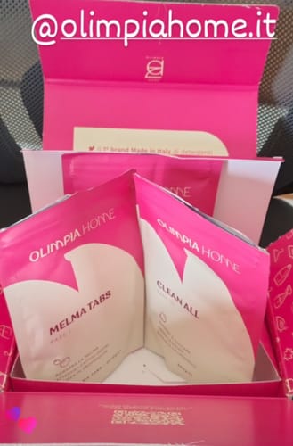 Reviewer's open Kit MelmaNoMore box revealing pink product packets including Melma Tabs and Clean All.