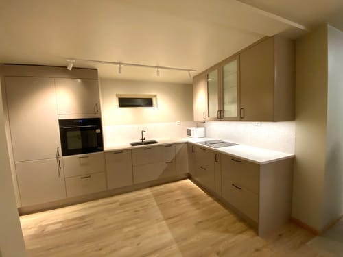 Reviewer's kjøkken med Lisboa Terrazzo hvit selvklebende fliser montert som backsplash mellom skapene.