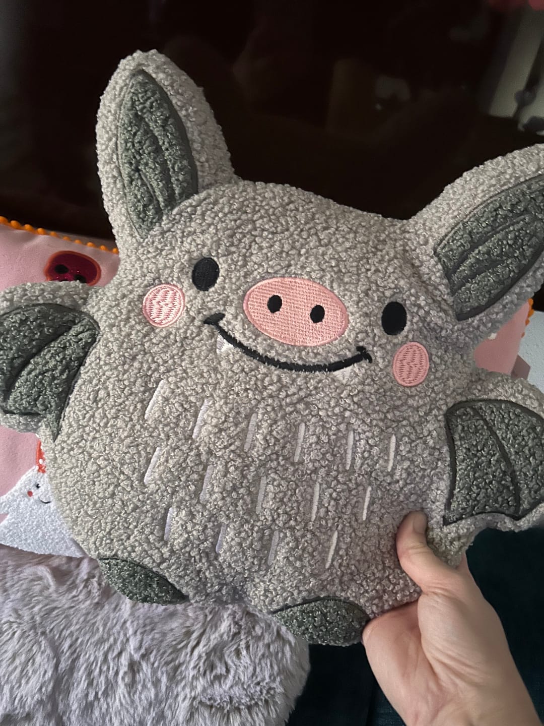 Customer photo review of Fledermaus Kissen Bouclé – Kuscheliges Dekokissen für spooky Stimmung