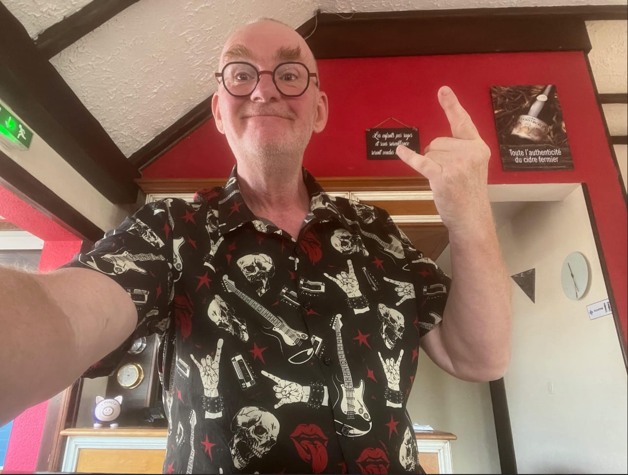 Customer photo review of Chemise Homme Hawaïenne Skull & Guitare Rock