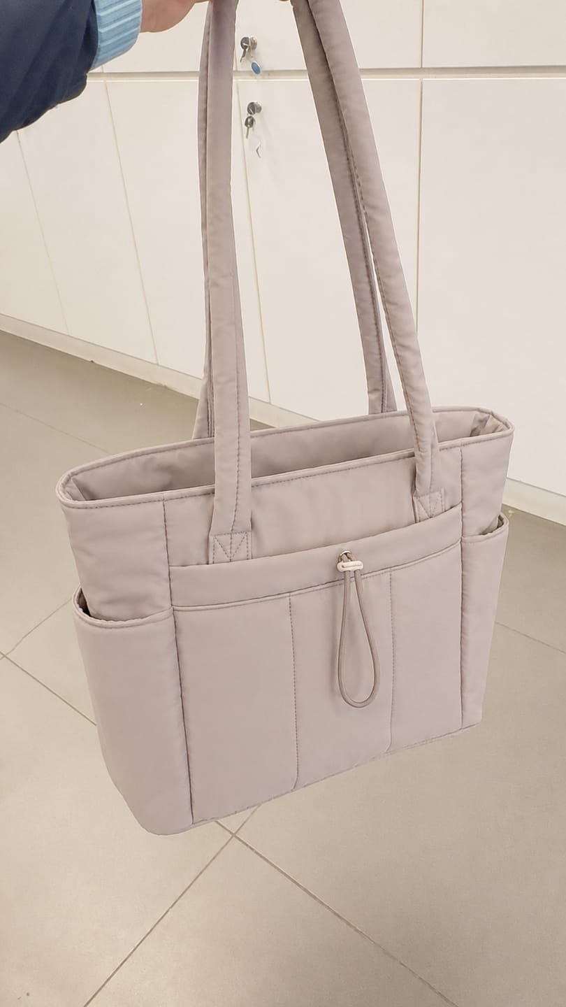 Customer photo review of Polstrovaná puffer tote taška s držákem na hrnek a přihrádkou na notebook pro cestování a práci