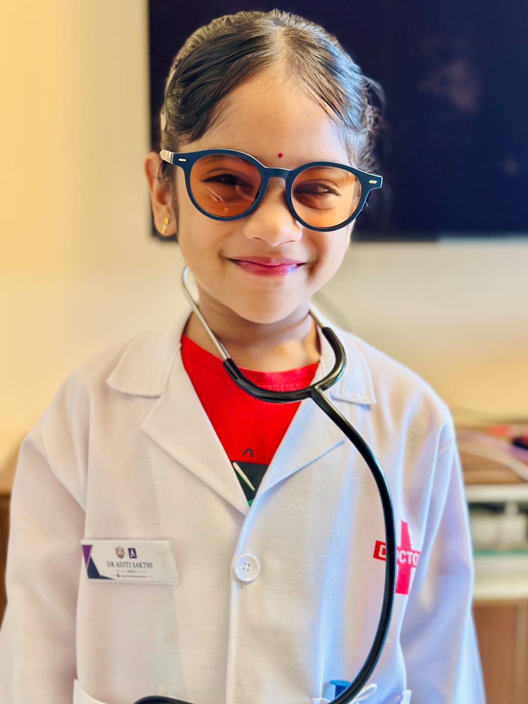 Customer photo review of FancyDressWale Doctor fancy dress for Girls and Boys with Strethoscope, Mask, Syringe and Name badge