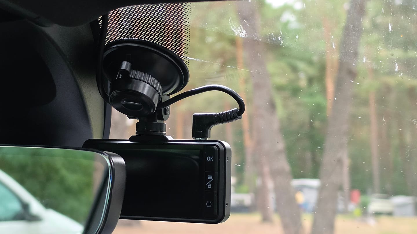 Customer photo review of 4K Dashcam mit 3,94" Bildschirm / Vorne & hinten / Autokamera mit 170° Weitwinkelansicht / Nachtsicht / Parküberwachung / G-Sensor