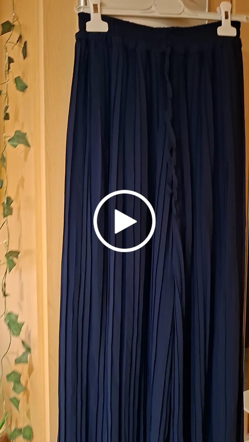 Customer video review of Plissee Culotte Hose  - navy