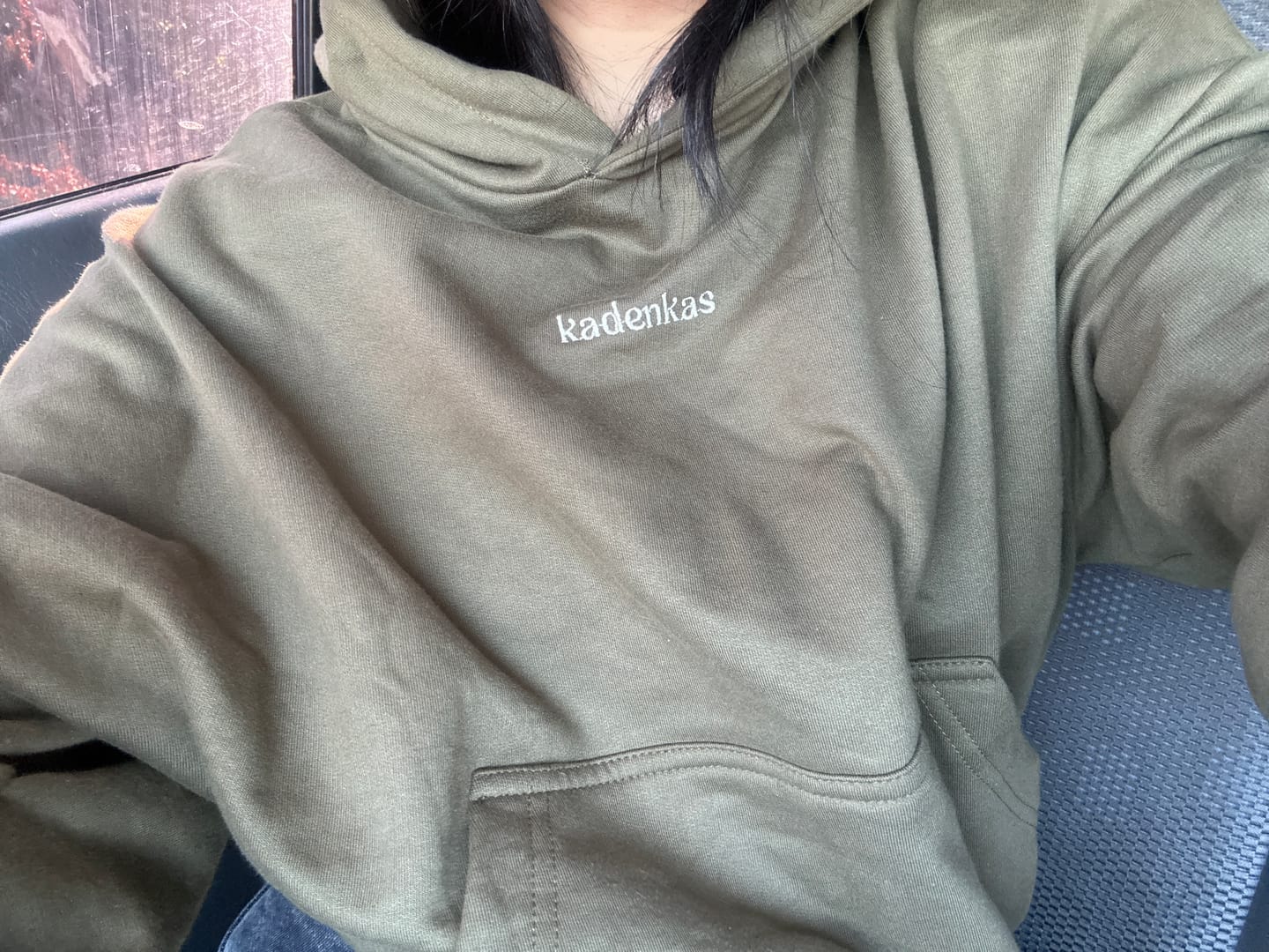 Customer photo review of POLERÓN HOODIE VERDE - OVERSIZE CON GORRO LOGO Y ESPALDA BORDADO