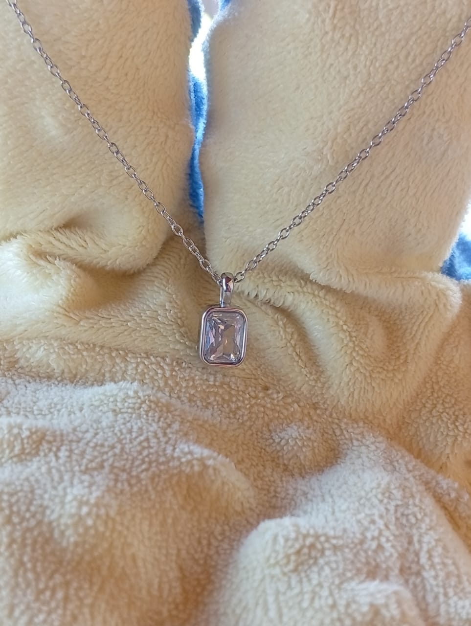 Customer photo review of Collar Elise Plata + Zirconia
