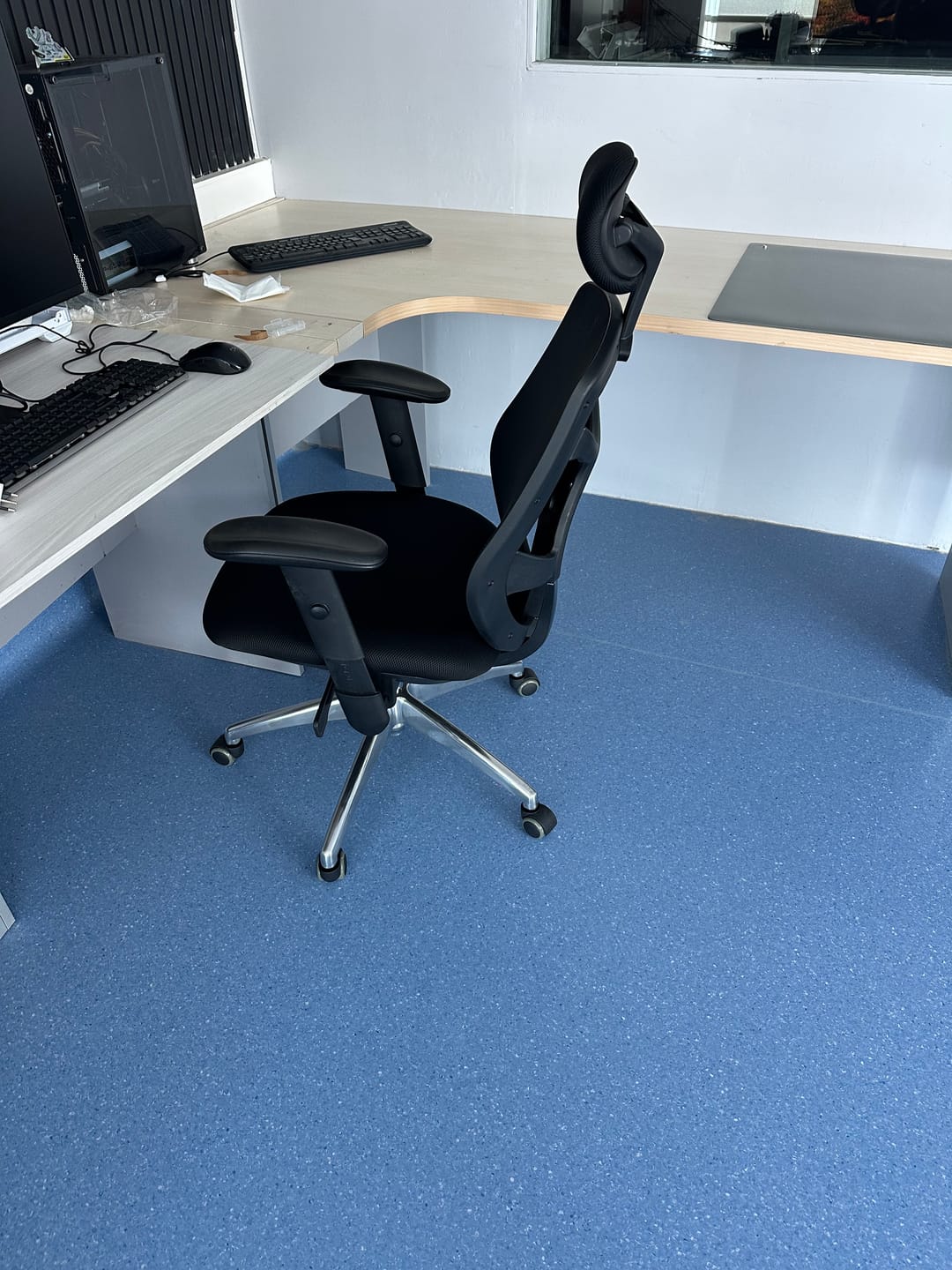 Customer photo review of Silla Oficina Identity Base Aluminio con cabecero