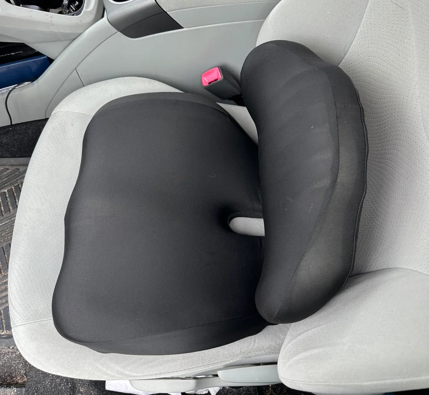 Customer photo review of Pillowen Ergonomik Ofis ve Araç Oturma Yastığı Visko Ortopedik Sırt Destek Minderi