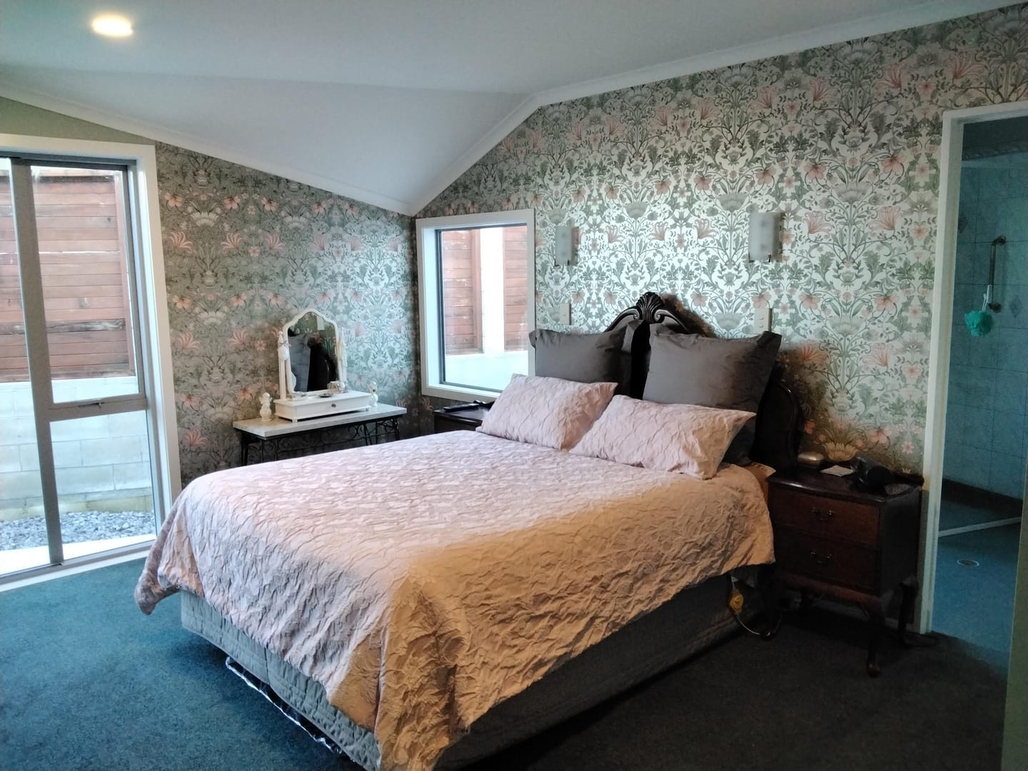 Customer photo review of Emiliana - Trailing Floral Wallpaper - Champagne - Last 11 Rolls