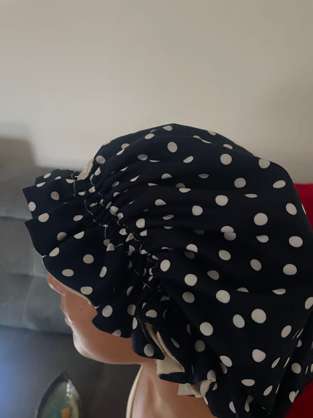 Customer photo review of Bonnet Satin beige, dunkelblau große Punkte