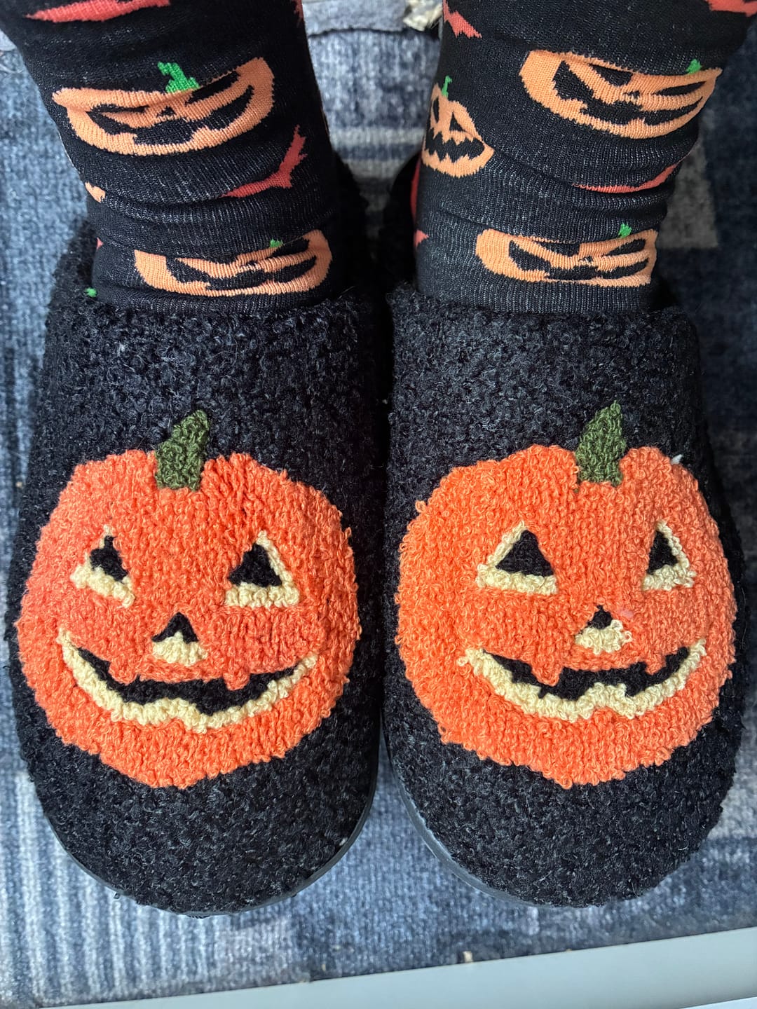 Customer photo review of Halloween Hausschuhe Schwarz mit großem Kürbis Motiv – Flauschige Slipper