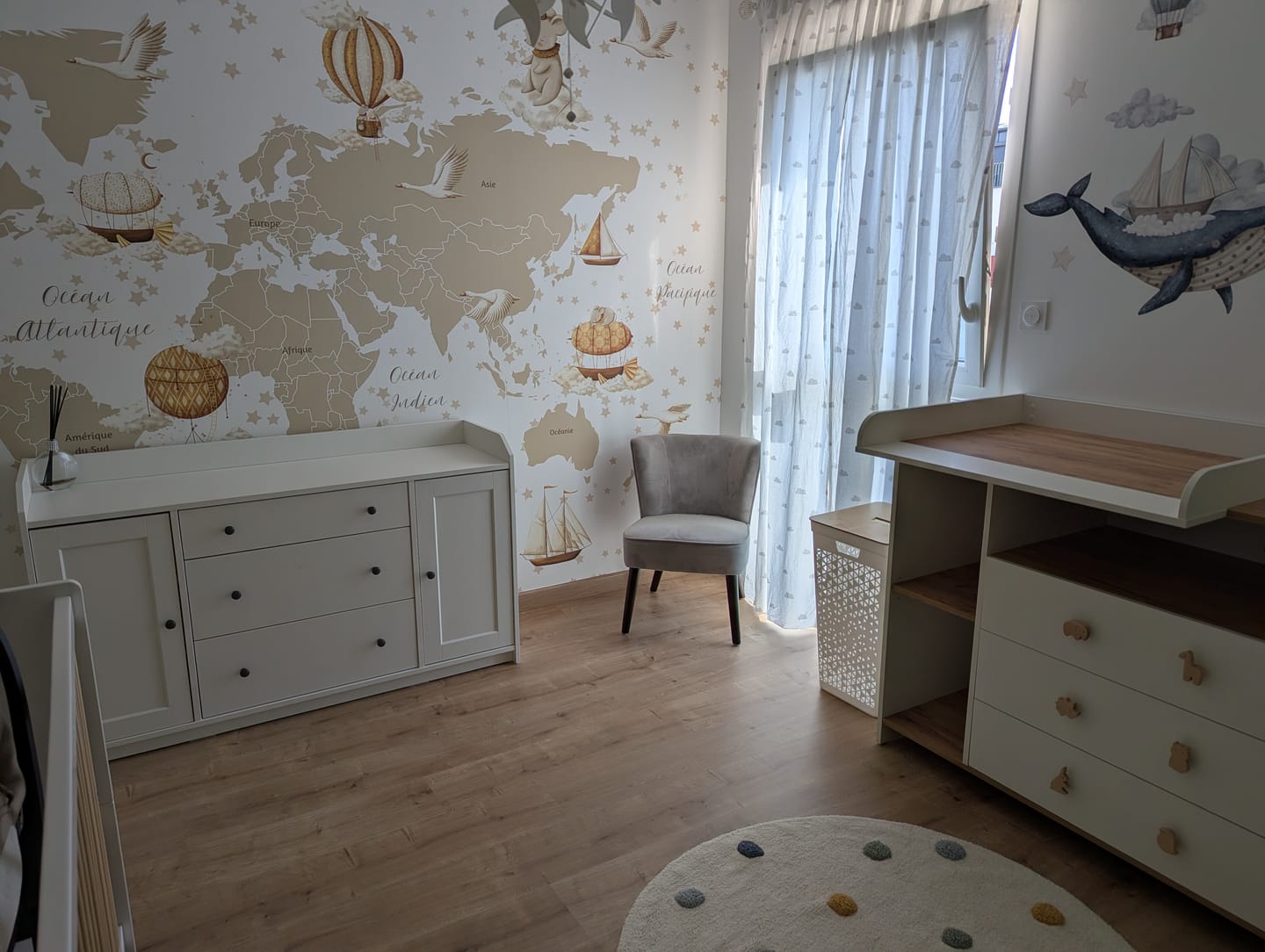Customer photo review of Papier Peint Carte du Monde  Tapisserie Douce en Français