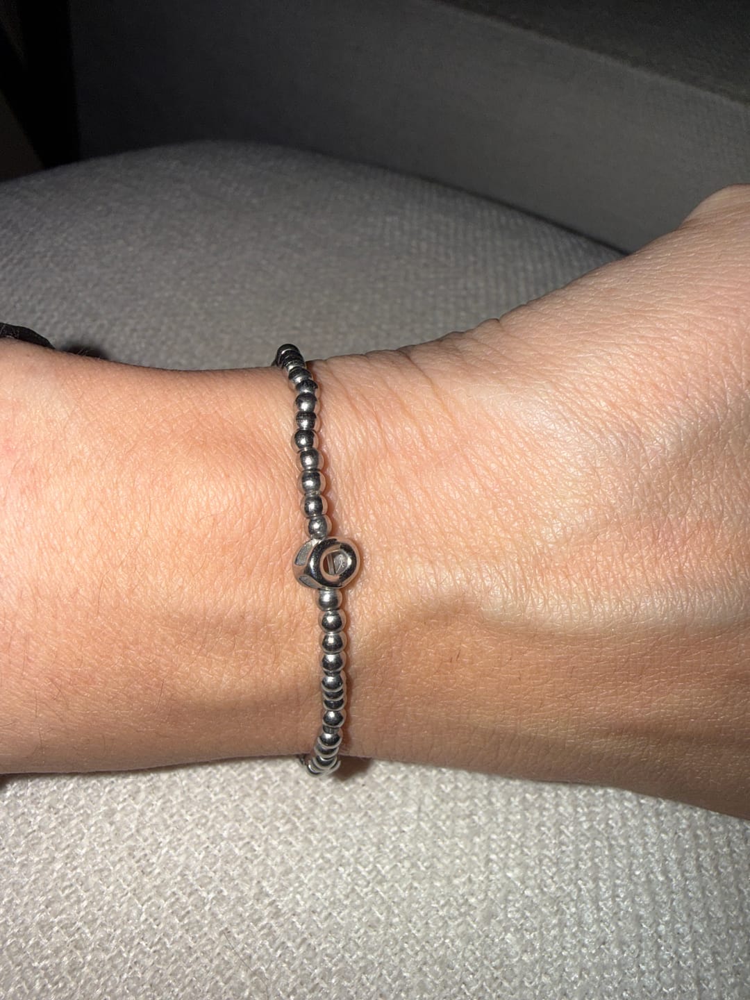 Customer photo review of Pulsera Plateada Bolitas Con Inicial