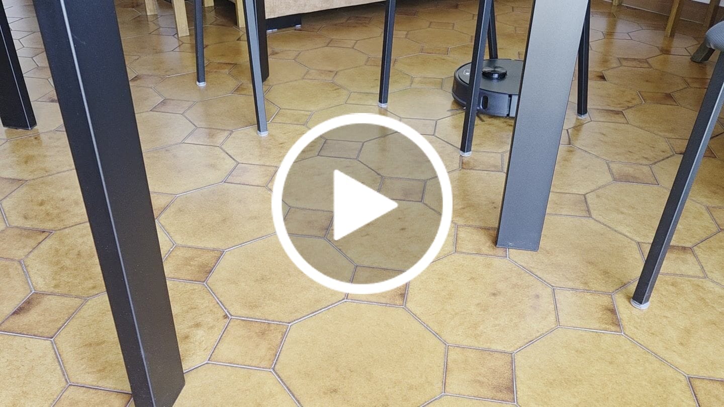 Customer video review of Robot aspirateur V8 Pro – Nettoyage automatique avec fonction serpillère, navigation intelligente et contrôle via application pour une propreté sans effort
