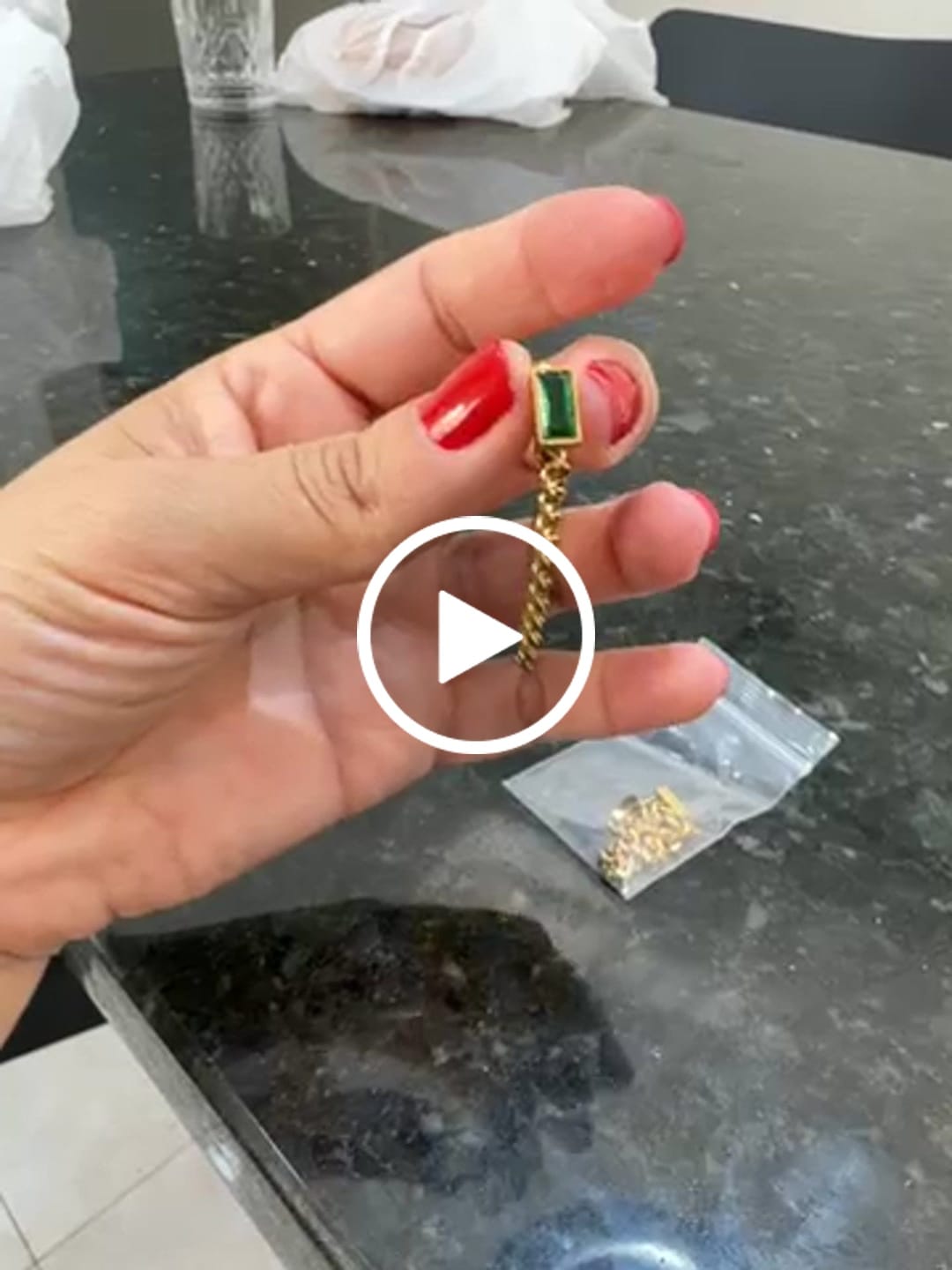 Customer video review of Brinco Corrente Elisabeth Zircônia Esmeralda Banhado em Ouro 18K