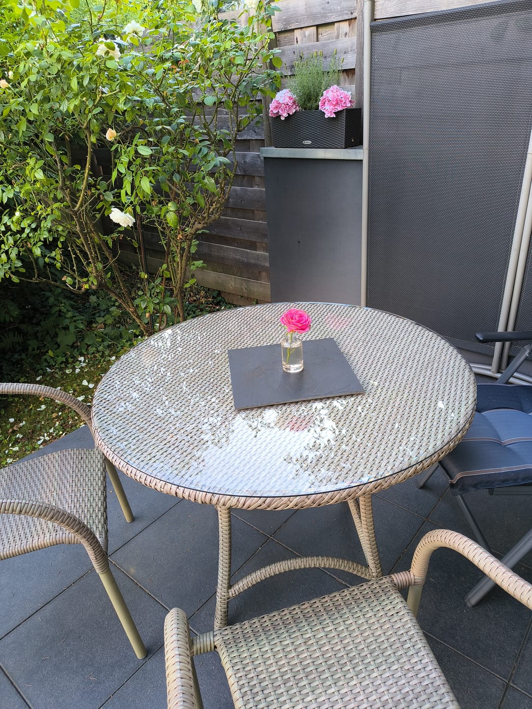 Customer photo review of Glasplatte Tisch Sicherheitsglas für Esstisch, Gartentisch, Weinfass - Rund