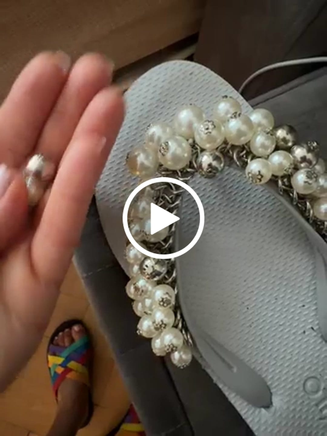 Customer video review of Flip-Flop / Perlen - Grau-Weiß-Silber / B Ware / Farbveränderung in der Sohle