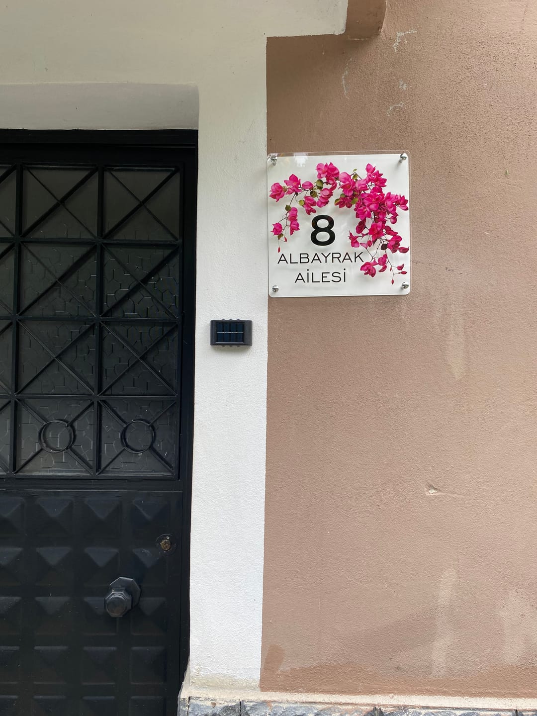 Customer photo review of Kişiye Özel Begonvil Çiçekli Kapı İsimliği