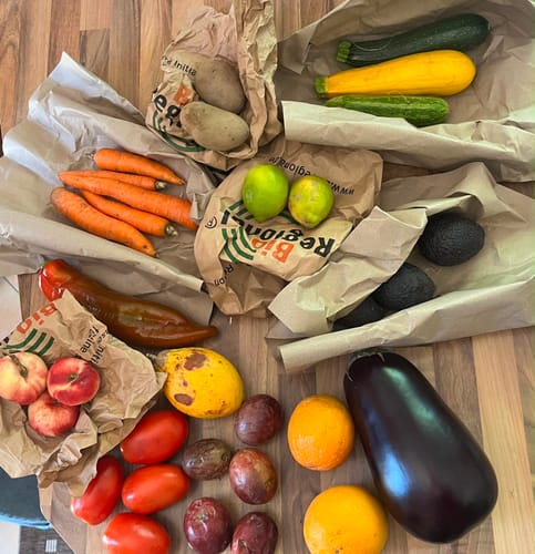 Customer's Bio Obst & Gemüse Retterbox mit frischem Gemüse und Obst wie Karotten, Tomaten und Zucchini.
