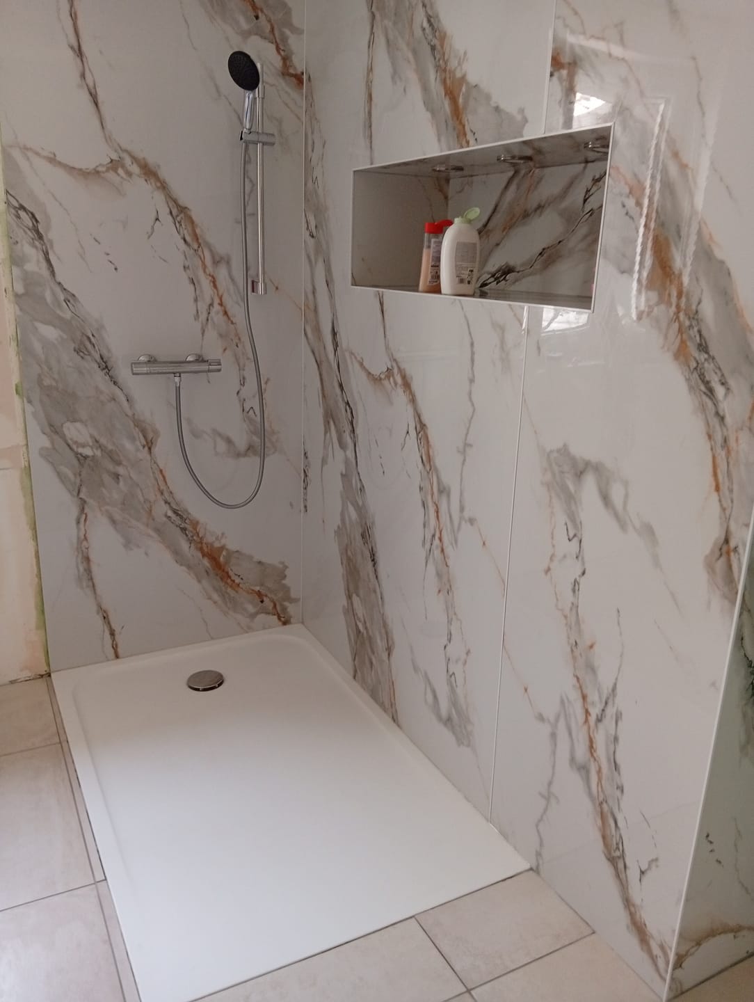 Customer photo review of Panneau Mural PVC Effet Marbre Blanc Marron - 260 x 120 CM