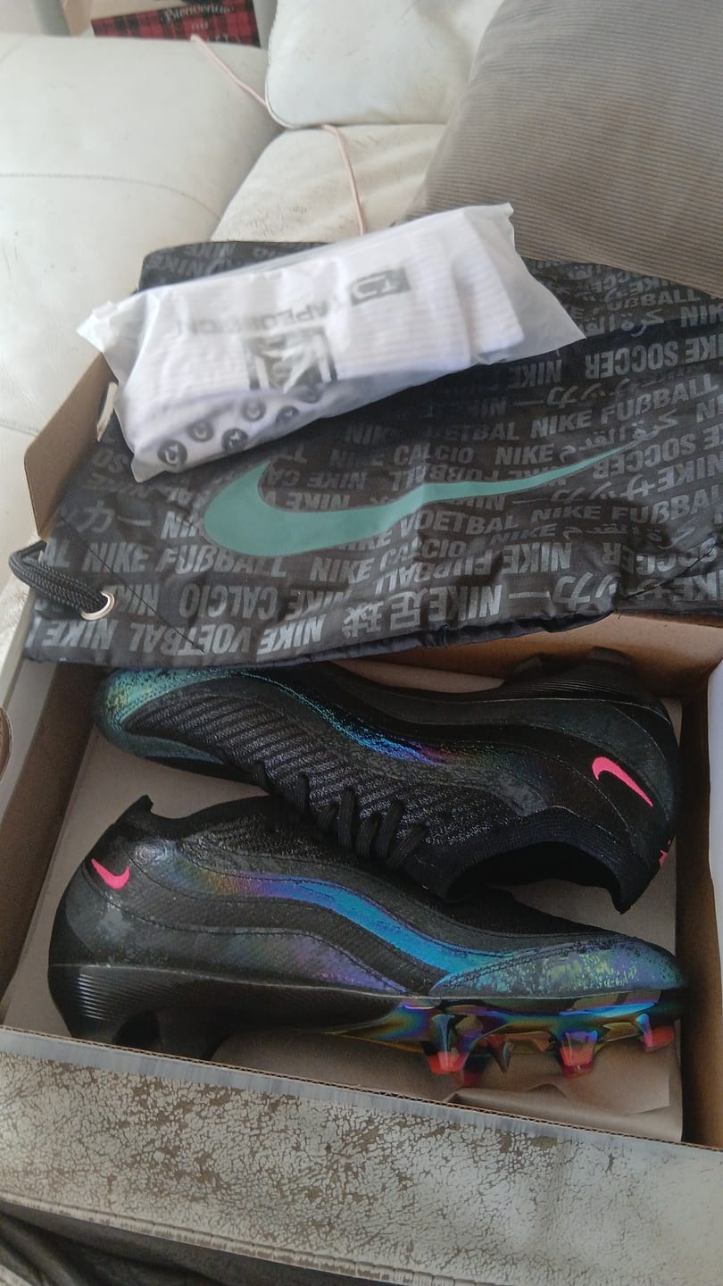 Customer photo review of Vapor 16 Air Max 95 FG - Noir/Solar Red
