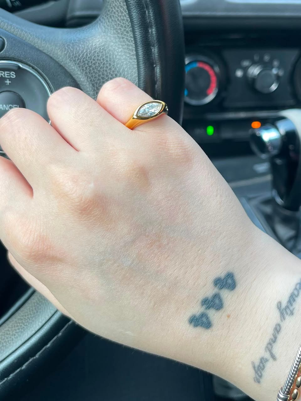 Customer photo review of Anillo Con Zirconia Central Ovalada