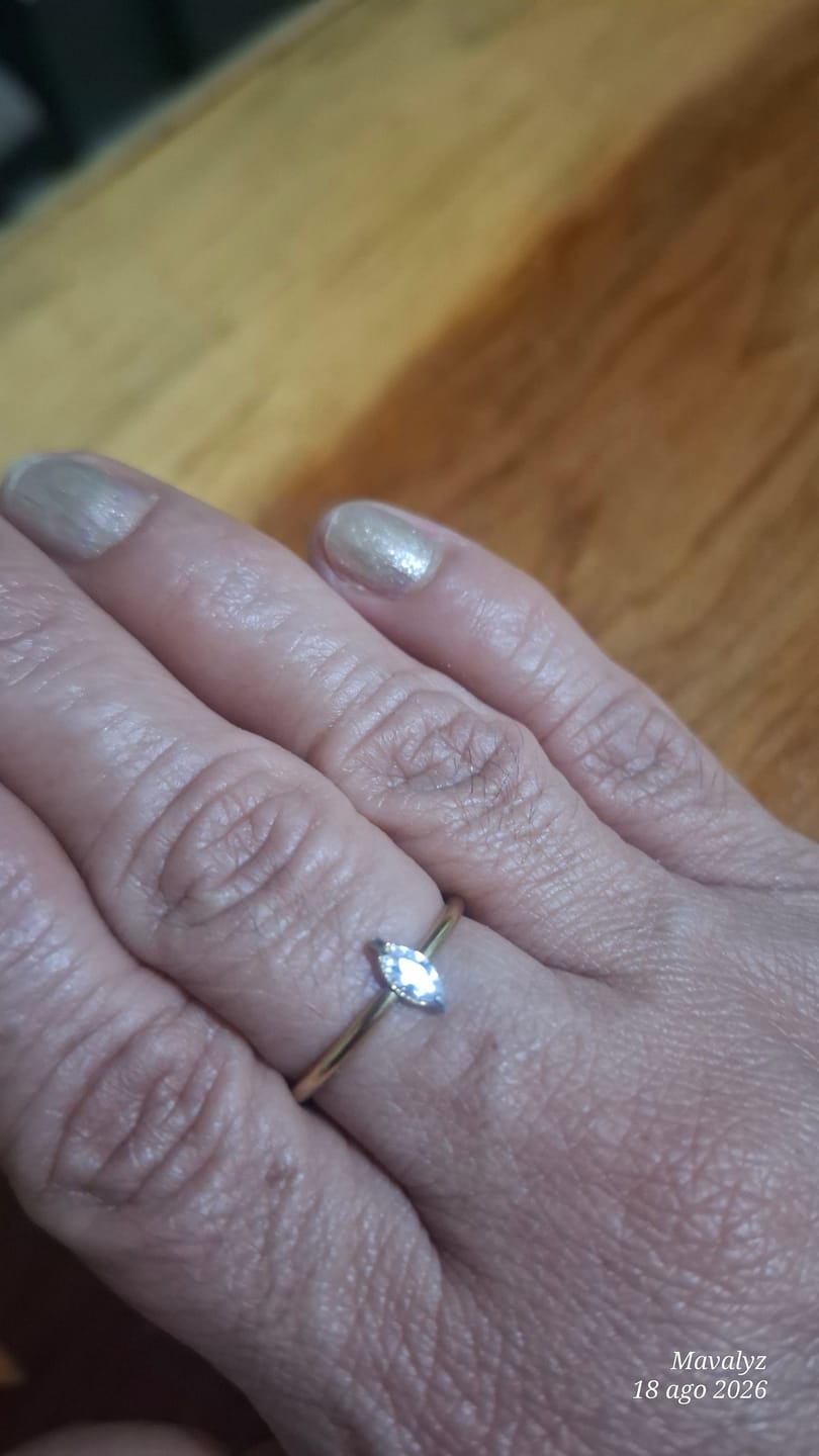 Customer photo review of Anillo Delgado Con Zirconia Marquesa