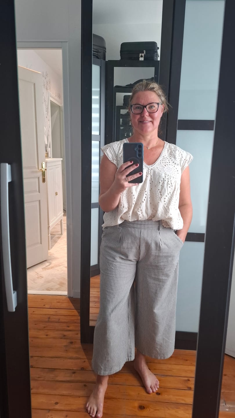 Customer photo review of Pantalon Alex - Toile de coton rayée marine/blanc