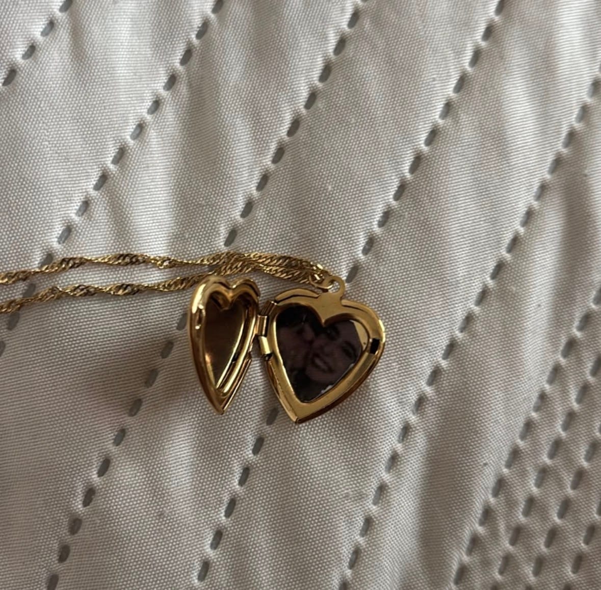 Customer photo review of Collar Torcido Con Relicario Corazon