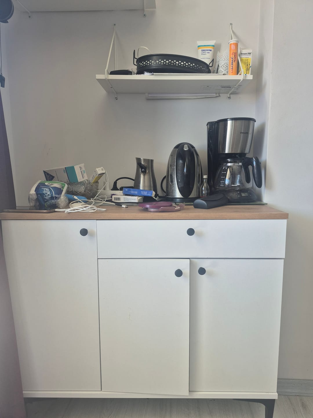 Customer photo review of Rani JE194 Kahve Köşesi Çok Amaçlı Dolap 3 Kapaklı 1 Çekmeceli Kiler Mutfak Dolabı Beyaz - Sepet Ceviz