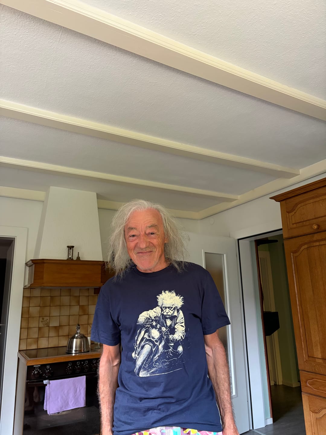 Customer photo review of Albert Cafe knee down T-Shirt US